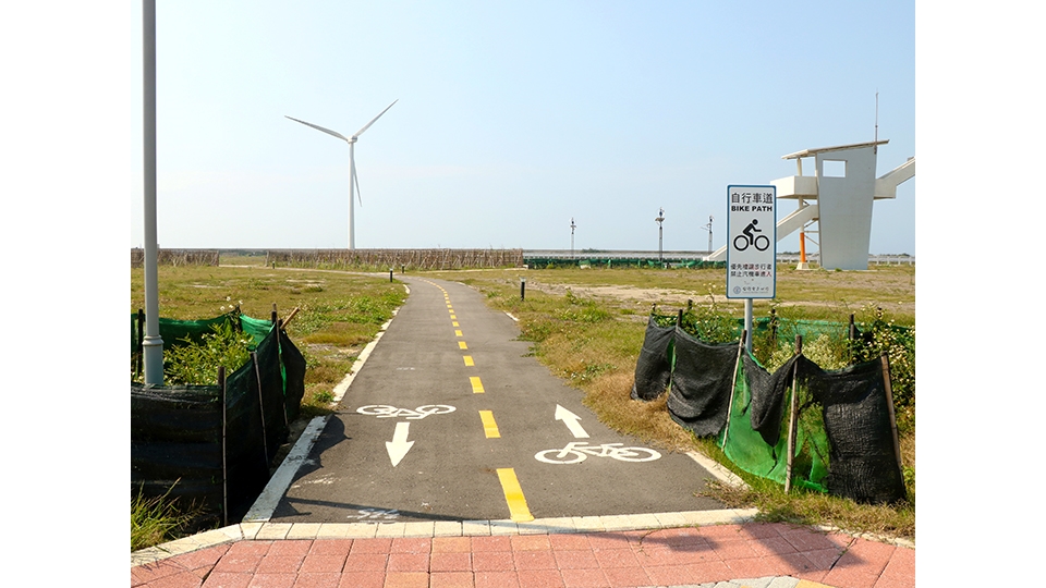 民眾可以環著彰濱光電場設置的自行車 步道，在晨間與傍晚享受海風，還可以 欣賞日落時的繽紛的晚霞。